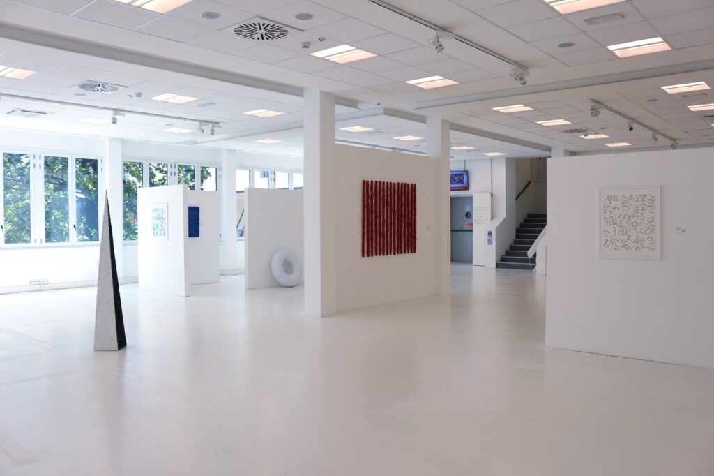 Veduta parziale della mostra personale dal titolo Dare forma ai pensieri, a cura di Ermanno Tedeschi, in collaborazione con Aurora Penne e Ellebi galleria d'arte presso il Museo Officina della Scrittura di Torino. Lo scatto documenta l'allestimento nello spazio espositivo bianco con diverse opere a parete e la scultura piramidale dal titolo Sul finire realizzate dall'artista Giovanni Fava.