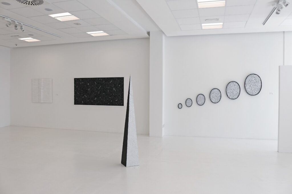 Veduta parziale della mostra personale dal titolo Dare forma ai pensieri, a cura di Ermanno Tedeschi, in collaborazione con Aurora Penne e Ellebi galleria d'arte presso il Museo Officina della Scrittura di Torino. Lo scatto documenta l'allestimento nello spazio espositivo bianco con diverse opere a parete e sculture tridimensionali a terra realizzate dall'artista Giovanni Fava.