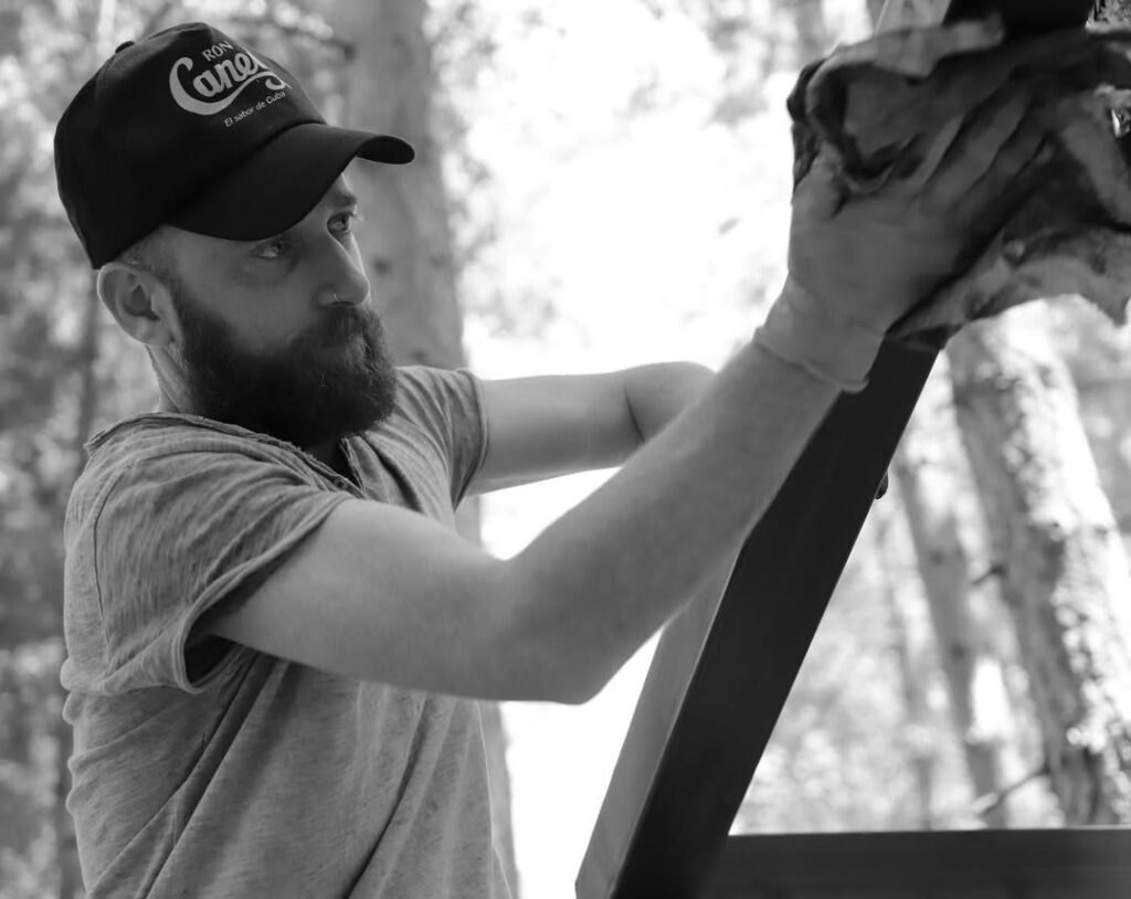 l'artista Giovanni Fava lavora alla scultura senza titolo al mabos, museo del bosco della sila
