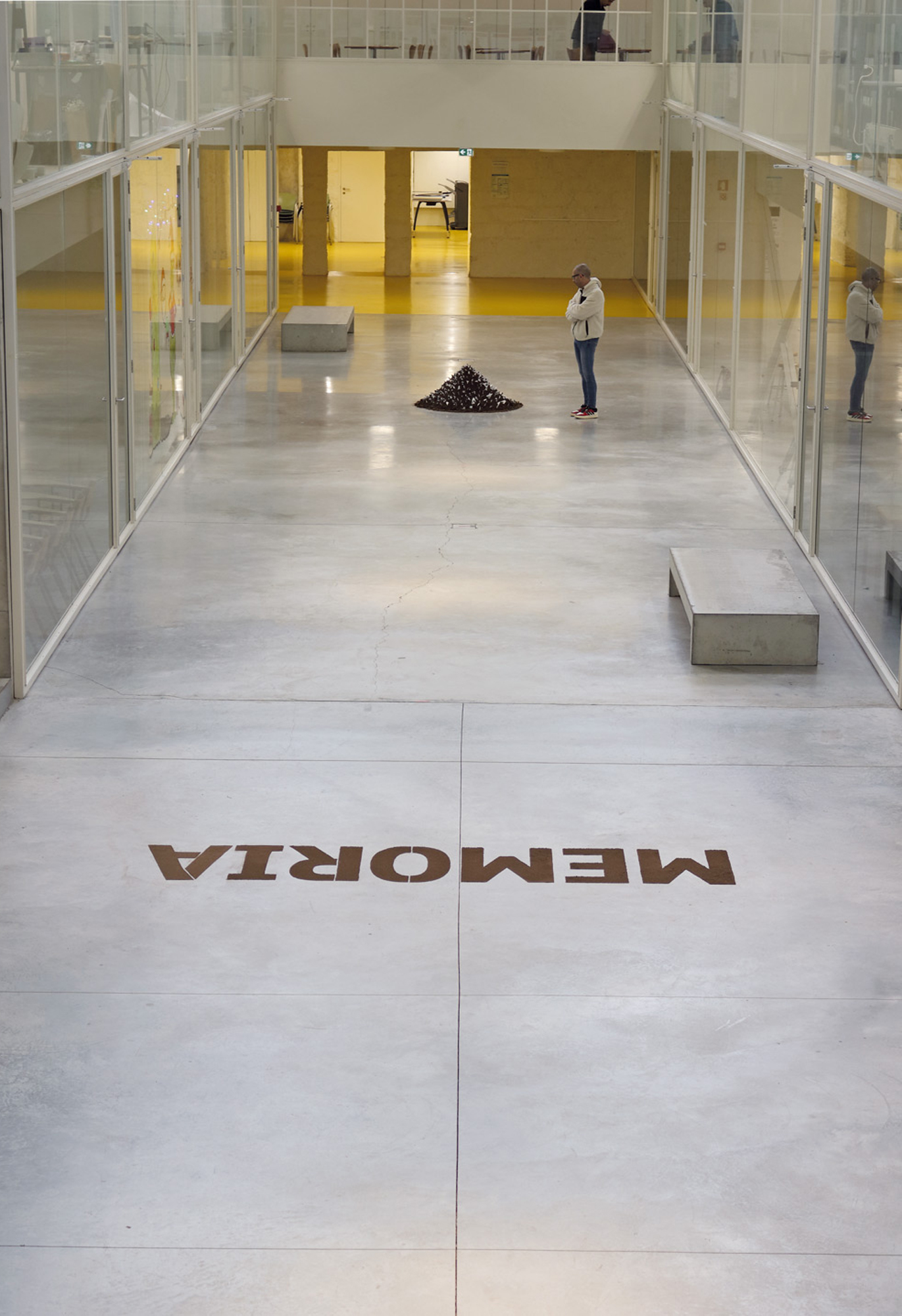 Visitatori davanti alle opere Nuda e cruda e Proculcata memoria di Giovanni Fava, progetto Border Lines, Galeria DÍNAMO ESAP a Porto
