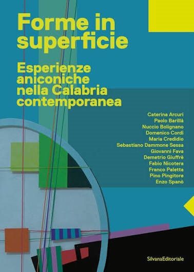 Volume editoriale monografico orientato verticalmente. Sulla superficie cromatica dominante azzurro-turchese si stagliano riquadri geometrici netti nei toni del giallo primario, del nero e dell'arancio. L'andamento spaziale è scandito da una sottile trama di linee verticali multicolore, rosse, verdi e blu, che intersecano la bidimensionalità del supporto cartaceo. Sulla porzione inferiore sinistra, un arco circolare metallico segmentato introduce una perturbazione volumetrica e una tensione lineare continua. Sulla destra, testo tipografico istituzionale allineato che elenca in colonna l'indice alfabetico degli artisti. Stringa di chiusura dell'autore: Giovanni Fava Sito Ufficiale.