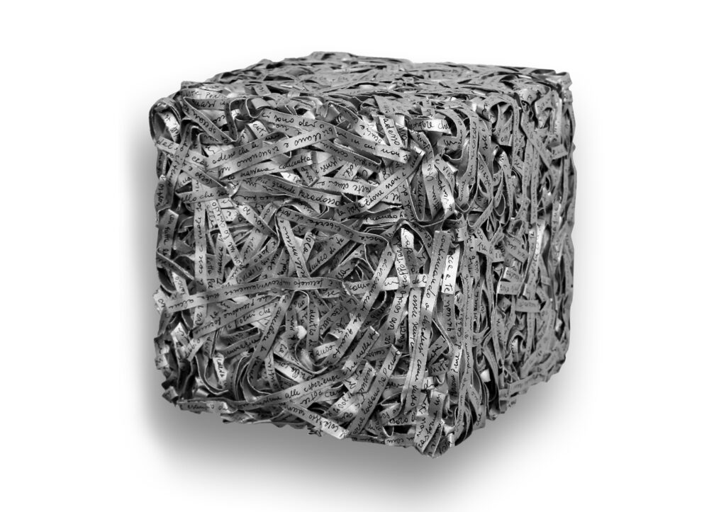 Parole in cubo 2017, scultura e opera d'arte contemporanea a tecnica mista di cm 20 x 20 x 20. L'opera si sviluppa tridimensionalmente a forma di cubo regolare, composta da un fitto e compatto intreccio materico di strisce di carta color argento con scritte e grafie manuali nere. Opera realizzata dall'artista Giovanni Fava.