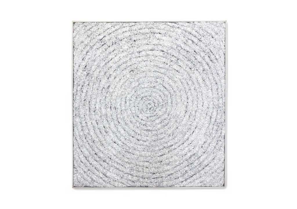Senza titolo 2016, opera d'arte contemporanea a tecnica mista di cm 133 x 143, collezione privata. Quadro di colore bianco, con una cornice sottile in tinta, interamente formato da strisce di carta scritte, distrutte e arrotolate di colore bianco affiancati l'uno all'altro che si allargano a spirale partendo dal centro. Opera realizzata dall'artista Giovanni Fava.