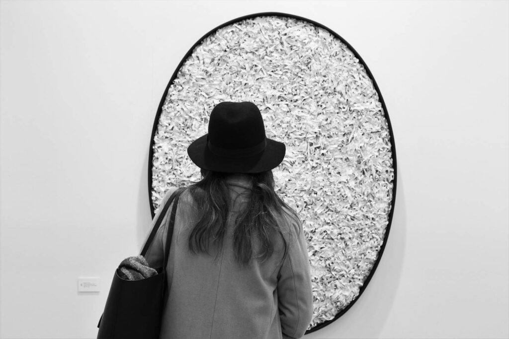 Veduta dell'allestimento e interazione del pubblico con opera plastica a sviluppo ellittico ad Artefiera Bologna 2016.