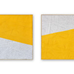 Dittico del giallo 2024, opera d'arte contemporanea a tecnica mista formata da due elementi accostati di cm 79 x 80 ciascuno. Ciascun quadro presenta una superficie divisa diagonalmente in due campiture contrapposte: una interamente ricoperta da strisce di carta di colore giallo e l'altra formata da un intreccio materico di strisce di carta bianca con fitte tracce di scrittura. Opera realizzata dall'artista Giovanni Fava.