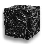 Parole in cubo 2017, scultura e opera d'arte contemporanea a tecnica mista di cm 20 x 20 x 20. L'opera si sviluppa tridimensionalmente a forma di cubo regolare, composta da un fitto e compatto intreccio materico di strisce di carta nere con scritte e grafie manuali color argento. Opera realizzata dall'artista Giovanni Fava.