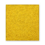Senza titolo 2016, opera d'arte contemporanea a tecnica mista di cm 107 x 117, collezione privata. Quadro di colore giallo, con una cornice sottile in tinta, interamente formato da strisce di carta scritte, distrutte e arrotolate di colore giallo affiancati l'uno all'altro che si allargano a spirale partendo dal centro. Opera realizzata dall'artista Giovanni Fava.