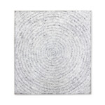Senza titolo 2016, opera d'arte contemporanea a tecnica mista di cm 133 x 143, collezione privata. Quadro di colore bianco, con una cornice sottile in tinta, interamente formato da strisce di carta scritte, distrutte e arrotolate di colore bianco affiancati l'uno all'altro che si allargano a spirale partendo dal centro. Opera realizzata dall'artista Giovanni Fava.