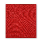 Senza titolo 2018, opera d'arte contemporanea a tecnica mista di cm 117 x 127, collezione privata. Quadro di colore rosso, con una cornice sottile in tinta, interamente formato da strisce di carta scritte e arrotolate di colore rosso affiancati l'uno all'altro che si allargano a spirale partendo da un centro in alto a sinistra. Opera realizzata dall'artista Giovanni Fava.