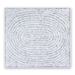 Senza titolo 2024, opera d'arte contemporanea a tecnica mista su carta e legno di cm 100 x 110. Il quadro presenta una superficie bianca materica con una struttura concentrica a spirale ovale di frammenti di scrittura arrotolati che convergono verso il centro. Opera realizzata dall'artista Giovanni Fava.