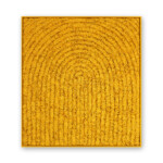 Senza titolo giallo 2018, opera d'arte contemporanea a tecnica mista di cm 117 x 127, facente parte di una collezione privata. Il quadro, delimitato da una sottile cornice in tinta, è interamente solcato da una sequenza di archi concentrici disposti a semicerchio. La struttura è formata da cordoni paralleli di carta gialla con minute sedimentazioni di testo, che si curvano ordinatamente dall'esterno verso il centro. Creazione dell'artista Giovanni Fava.