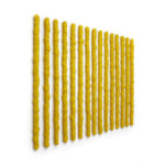 visione laterale di Senza titolo 2024, opera d'arte contemporanea a tecnica mista su carta e legno di cm 150 x 125. La composizione è formata da 15 elementi verticali irregolari affiancati, realizzati con strisce di carta arrotolate di colore giallo con una fitta texture di scrittura. Opera realizzata dall'artista Giovanni Fava.